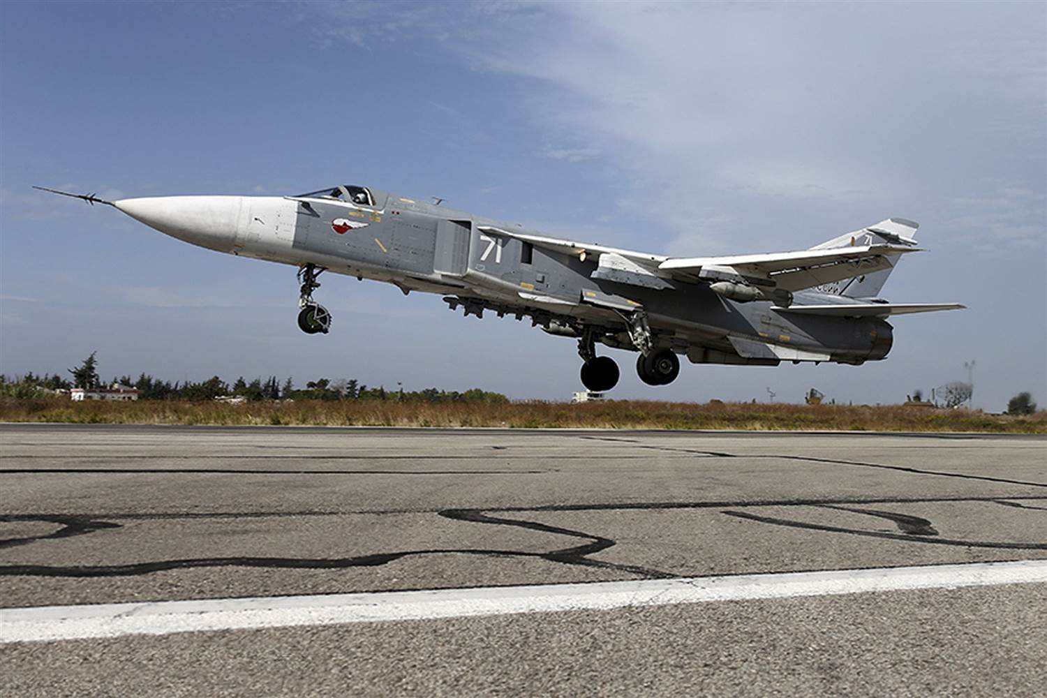 俄军一架苏24战机在叙利亚坠毁 机组人员死亡